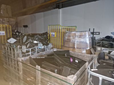 une grande quantité de cartons et de caisses dans un entrepôt