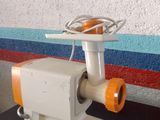 une petite machine posée sur une table