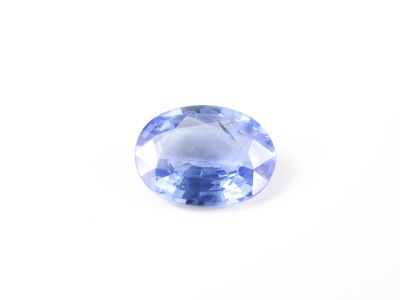 un saphir bleu sur fond blanc