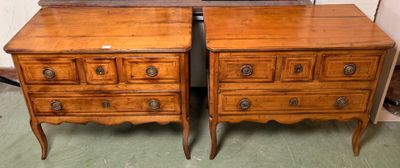 Paire de petites commodes sauteuse en bois ciré à quatre tir… - Photo 1
