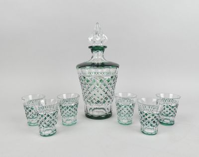 un service en verre vert composé d'une carafe et de quatre verres