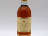 une photo d'une bouteille de vin posée sur une surface blanche