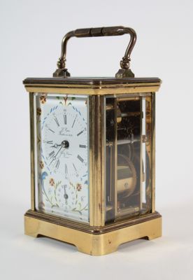 une petite horloge posée sur une table