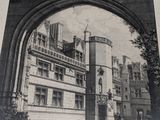 une photo d'un bâtiment sur lequel se trouve une horloge