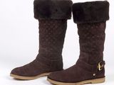 une paire de bottes marron ornées de fourrure et de boucles
