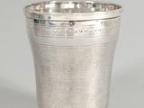 une coupe en argent posée sur une table