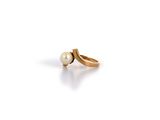an image of a gold ring with a pearl on it