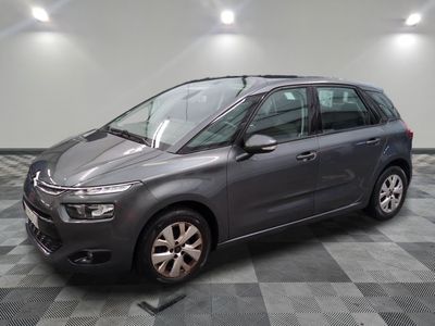 la citrole grise est garée sur un carrelage en damier