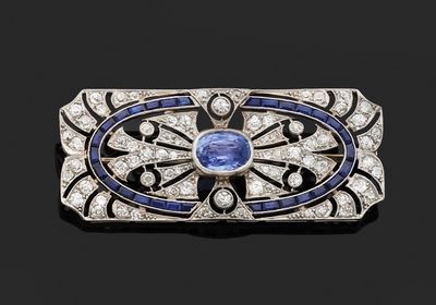 Belle BROCHE en platine ornée d'un saphir dans un entourage diamants t