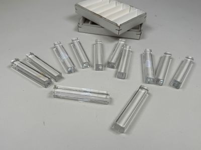 beaucoup de tubes en verre et une boîte posés sur la table