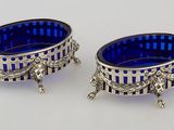 paire de plats en verre argenté et bleu, posés sur des socles