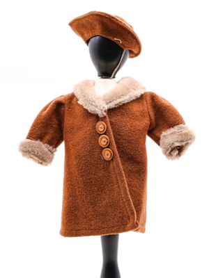 poupée vêtue d'un manteau marron et d'un chapeau à col de fourrure
