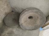 un objet en béton posé par terre à côté de toilettes