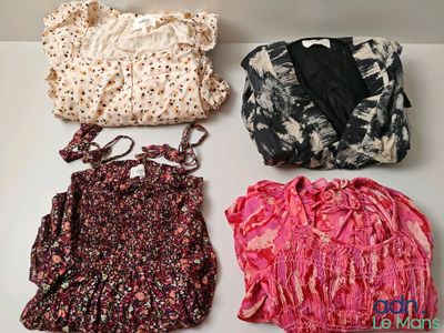 quatre vêtements sont disposés sur une surface blanche