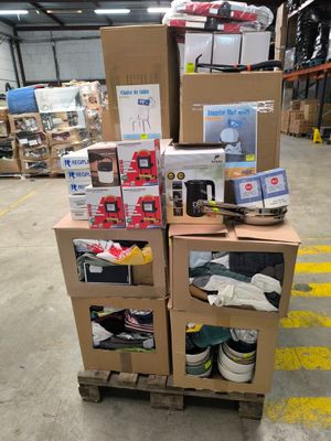 une pile de cartons posée sur une palette dans un entrepôt
