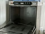 une cuisinière qui se trouve au milieu d'une cuisine