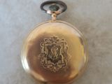 une montre de poche en or ornée d'un lion