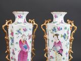 paire de vases anciens en porcelaine chinoise, dotés d'anses dorées et ornés de motifs floraux