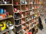 une pièce avec de nombreuses étagères remplies d'outils et d'outils