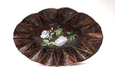 Coupe ovale émaillée sur cuivre représentant des roses blanc…