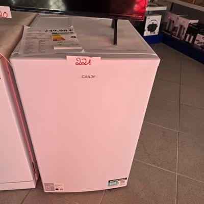 deux réfrigérateurs exposés dans un magasin