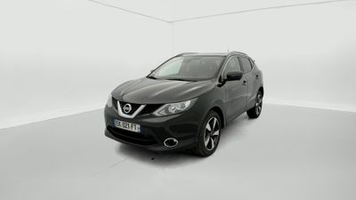une Nissan QX noire garée dans une pièce blanche