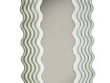 une photo d'un miroir orné d'un motif ondulé