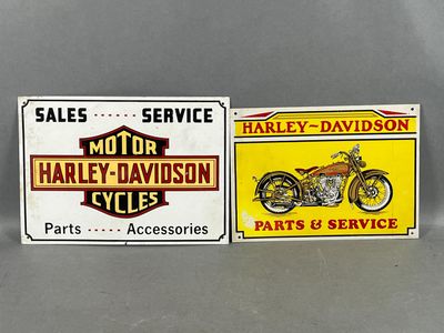 deux enseignes indiquant « Pièces et entretien Harley-Davidson » sur un fond gris