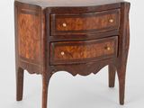 une petite commode en bois comportant deux tiroirs d'un côté et un tiroir de l'autre