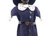 un mannequin vêtu d'une robe bleue et d'un chapeau