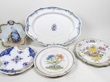 plusieurs assiettes présentant différents motifs et dessins sur un fond blanc