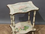 une table d'appoint ancienne peinte, dont le plateau est orné d'un motif floral