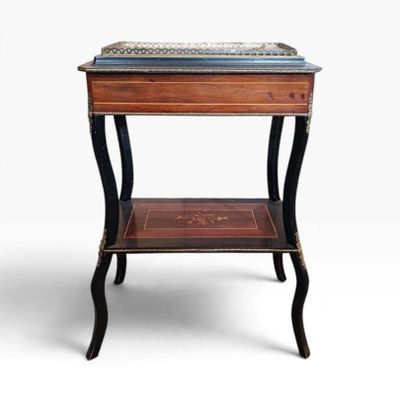une petite table sur laquelle est posé un plateau