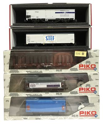 trois boîtes de petits trains empilées les unes sur les autres