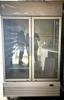 Réfrigérateur vitré METRO à boissons à deux portes.