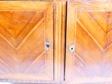 une armoire en bois dotée de deux portes et d'une poignée