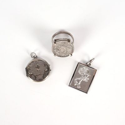 trois types différents de bijoux en argent sur un fond blanc