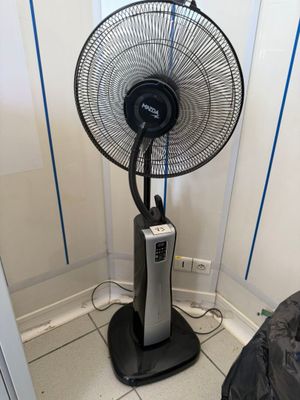 a fan that is sitting on the floor in the corner of a room