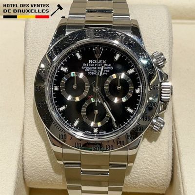 une montre Rolex au cadran noir exposée