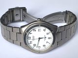 gros plan d'une montre sur une surface blanche