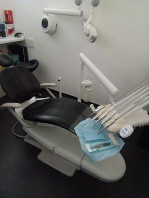 un fauteuil de dentiste dans un coin de la pièce