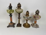 plusieurs lampes anciennes sont alignées sur une surface blanche