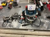 une machine posée sur une table