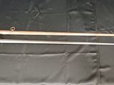un gros plan d'une épée posée sur un tissu, sur une table