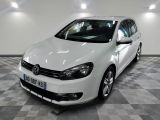 une photo d'une Volkswagen Golf blanche dans un showroom