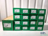 Plusieurs cartons verts sont empilés les uns sur les autres