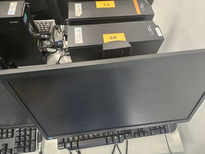 beaucoup d'ordinateurs posés sur une table