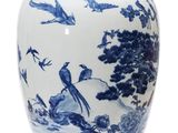 un vase bleu et blanc orné d'oiseaux