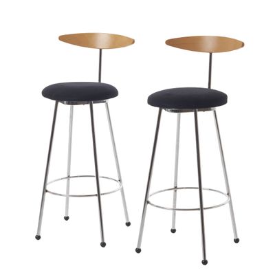 une paire de tabourets noirs et chromés avec une assise en bois