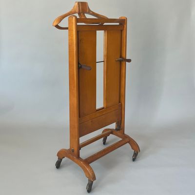 un porte-manteau en bois muni d'un cintre